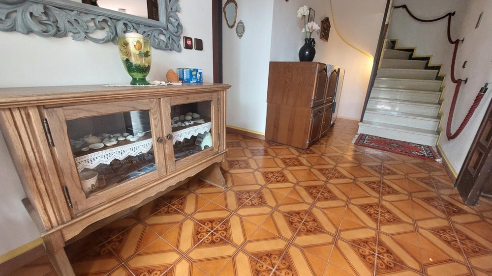 Entré med trappa till övervåningen, Hus Novalja, H4086