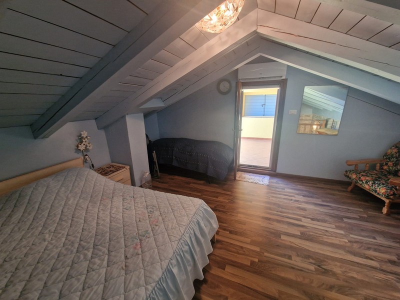Sovrum under vinden med utgång till altan