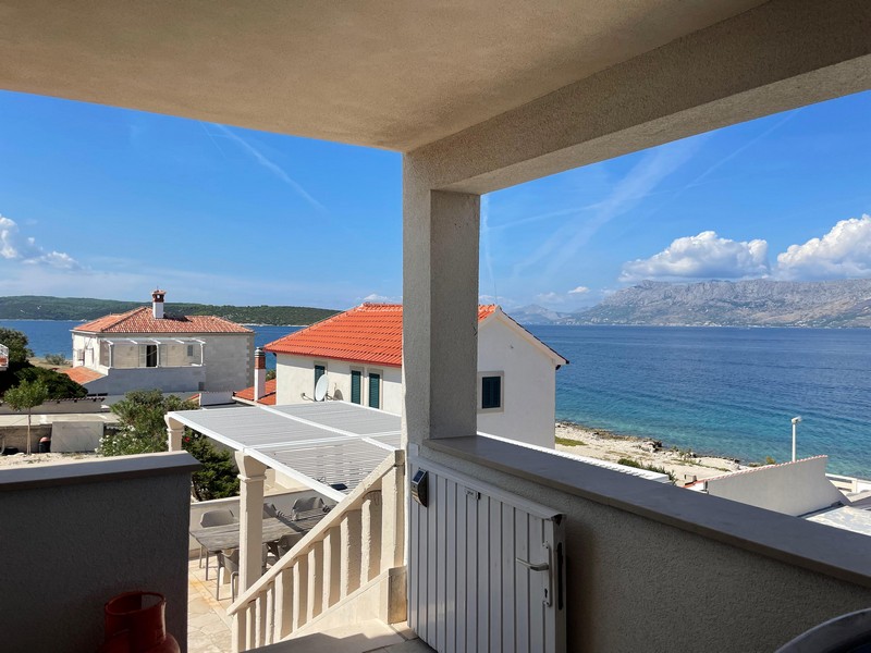 Utsikt från terrassen över Povlja till havet, hus till salu på Brac