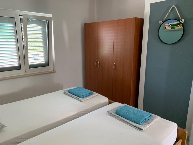 Sovrum i en av de sex lägenheterna, hus H4090 på ön Brac