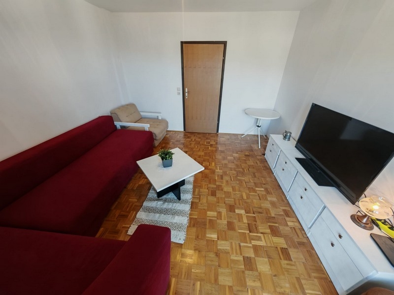 Vardagsrum med soffa och tv, köp hus Klenovica H4091