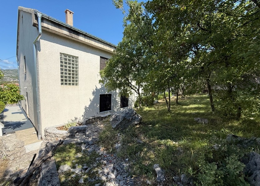 Hus med trädgård i Klenovica, Kvarnerbukten, H4091