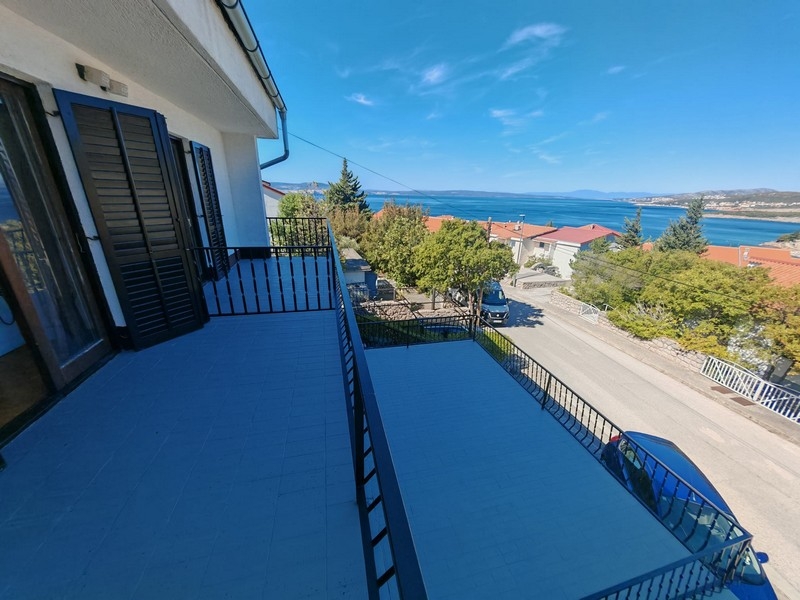 Stor terrass med utsikt över havet, hus Klenovica H4091