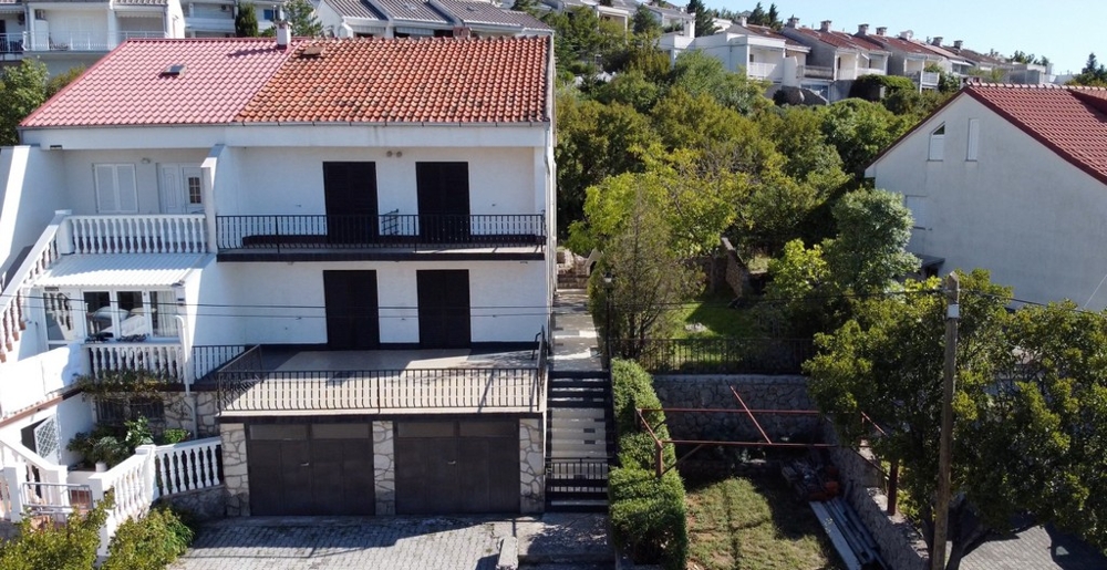 Parhus med två garage i Klenovica, H4091