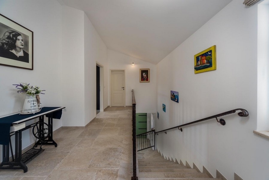Hall och trappa i stenhuset