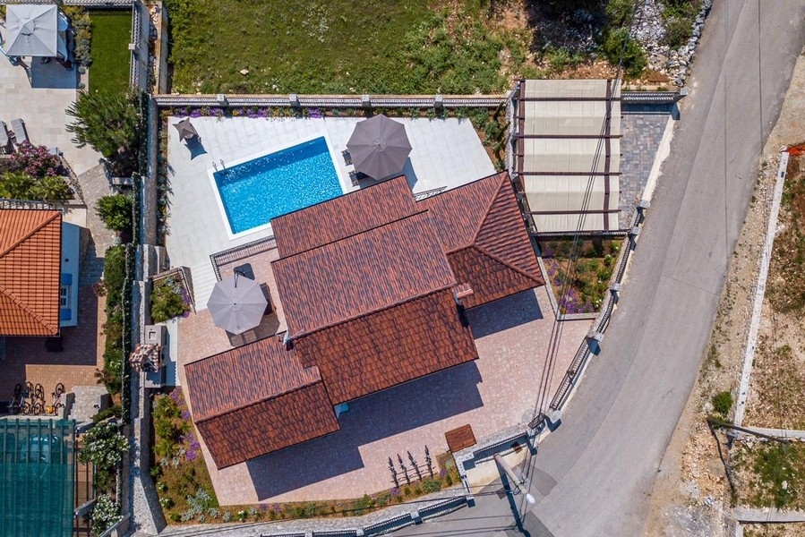 Flygfoto över hus med pool och tomt