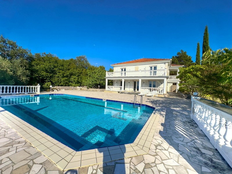 Rymlig villa med pool i Kroatien - Panorama Scouting H4093