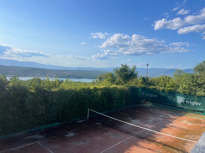 Privat tennisbana med utsikt över havet nära Krk