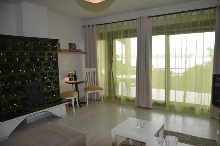 Vardagsrum med kakelugn och stora altandörrar i Crikvenica