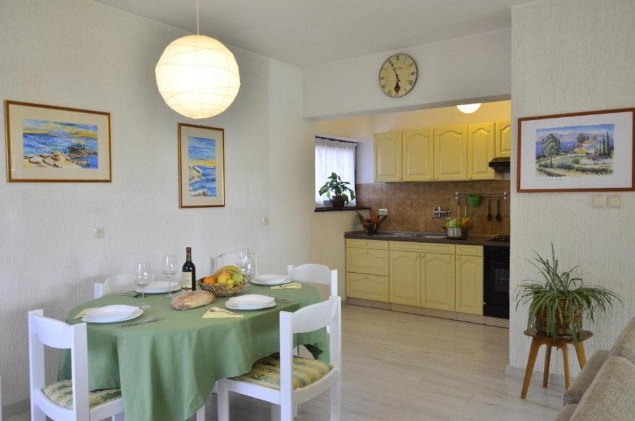 Kök med matbord i en lägenhet i Crikvenica