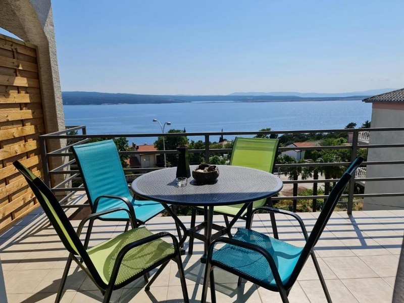 Terrass med sittgrupp och utsikt över havet i Crikvenica