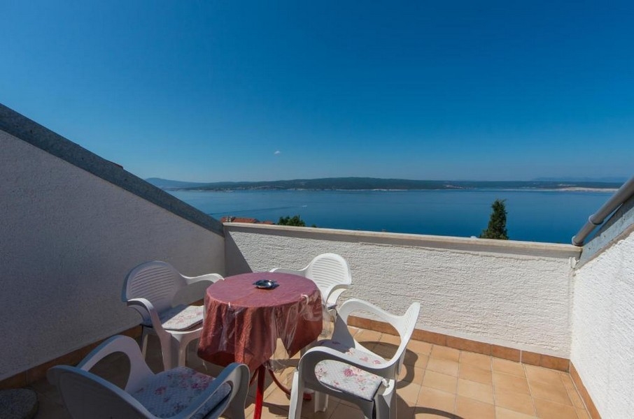 Terrass med havsutsikt i lägenhetshuset i Crikvenica