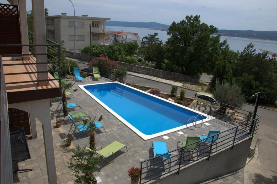 Pool i trädgården till lägenhetshuset i Crikvenica
