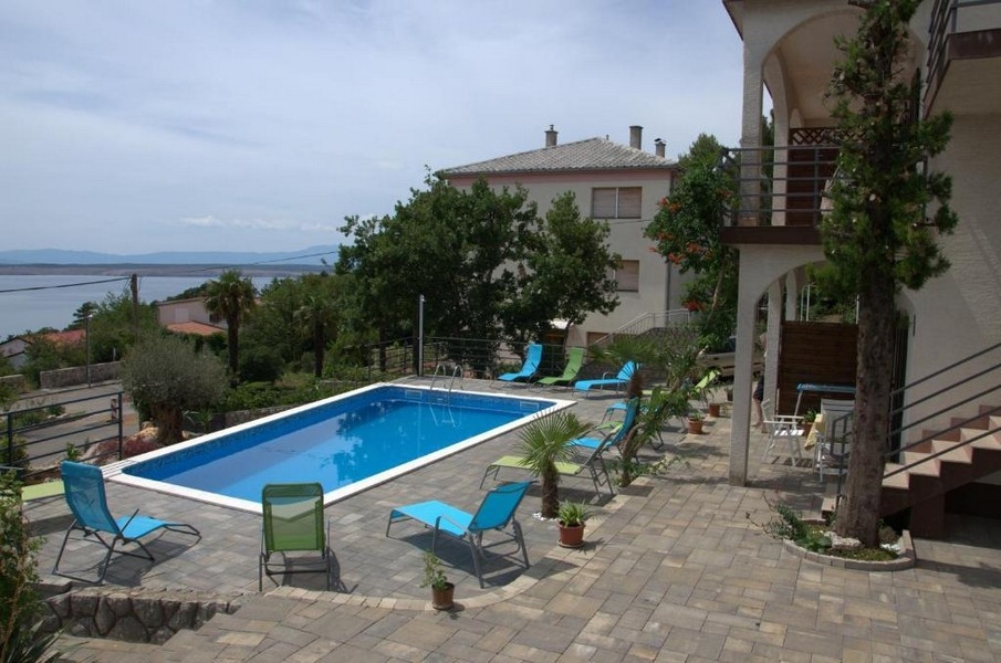 Pool och husfasad av lägenhetshuset i Crikvenica