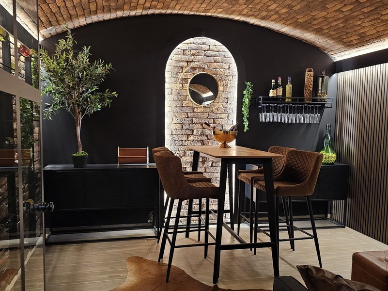 Bar med vinställ i villans källare