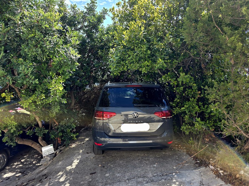 Parkering nära huset i Podobuce
