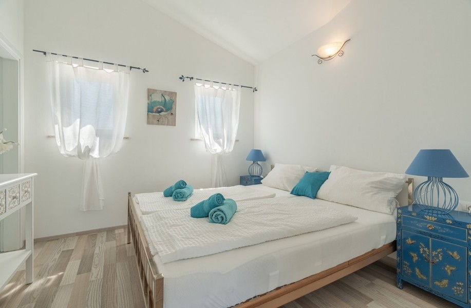 Sovrum med dubbelsäng i villan nära Porec