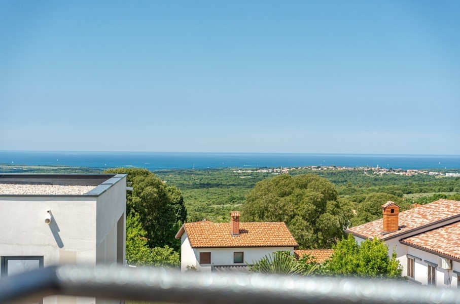 Utsikt från villan över landskapet till havet nära Porec
