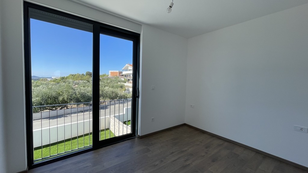 Sovrum med utgång till terrassen i Vodice