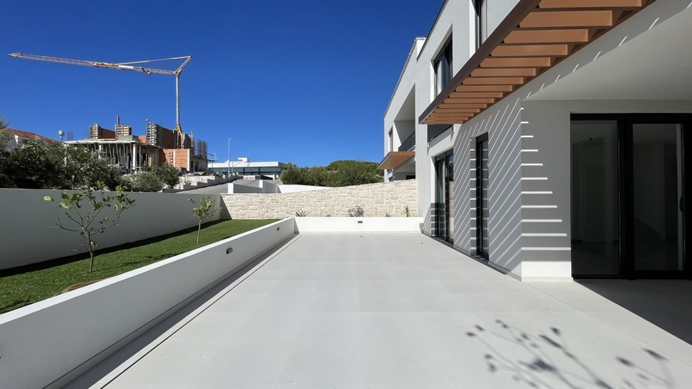 Sidoterrass och ingång till parhuset i Vodice