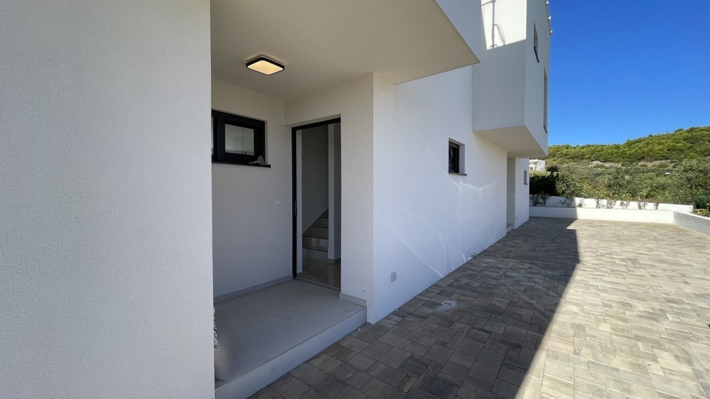 Täckt entréområde till parhuset i Vodice