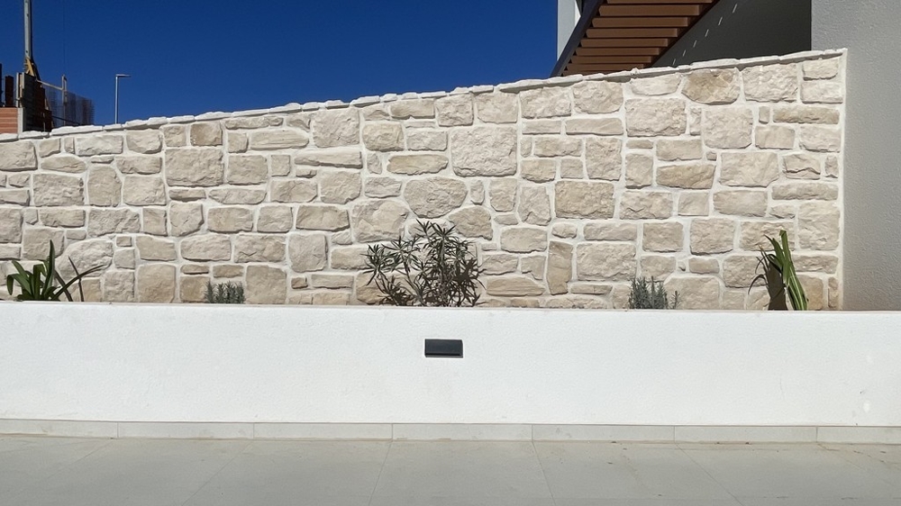 Naturstensmur i kanten av terrassen i Vodice