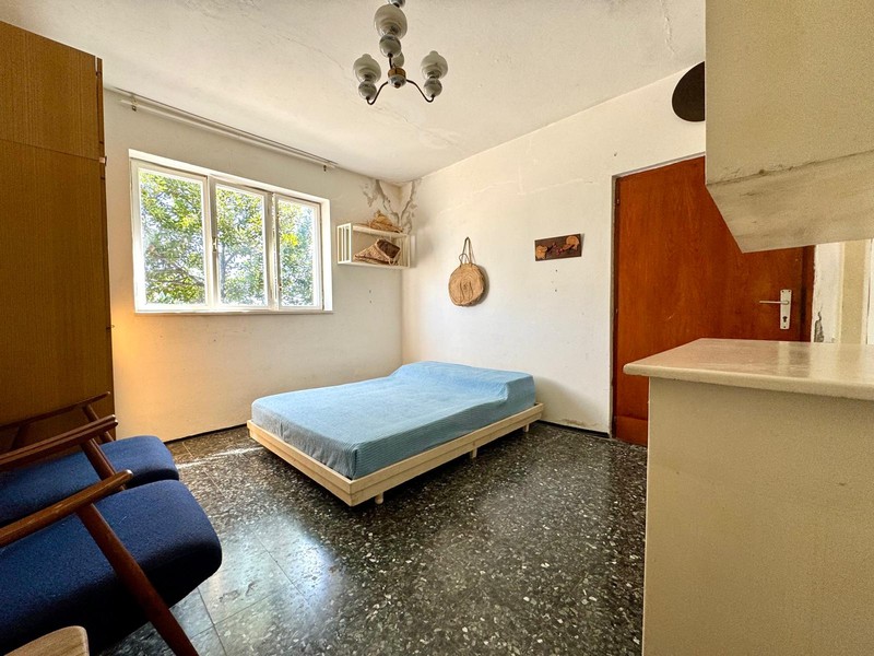Rum med säng och stort fönster