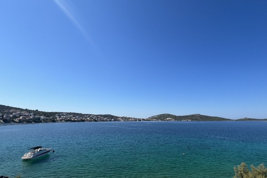 Hus i första raden till havet till salu i Rogoznica.