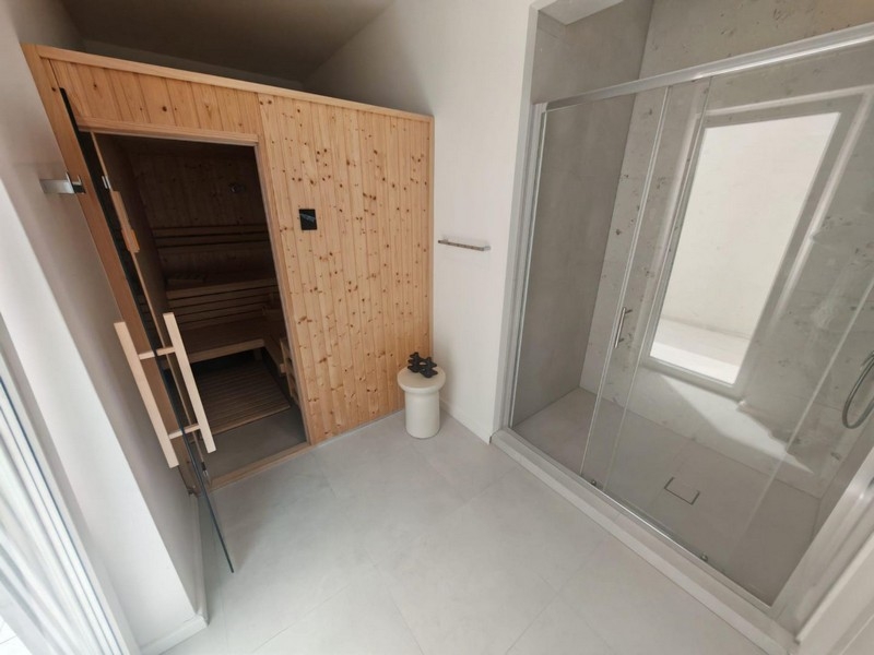 Friskvårdsområde med bastu och dusch