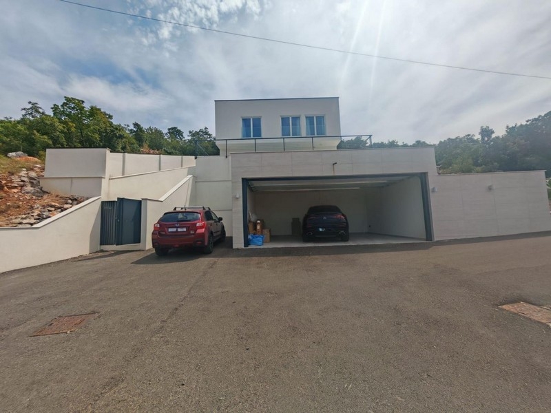 Exteriör vy av villan med stort garage