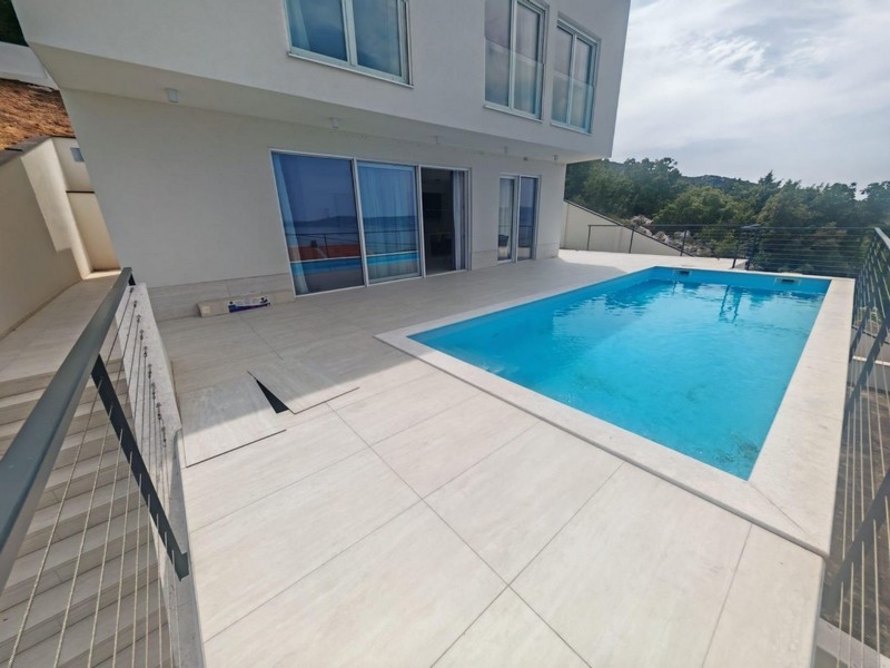 Pool på terrassen framför huset