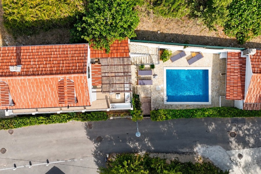 Flygfoto över hus med pool och parkeringsplats