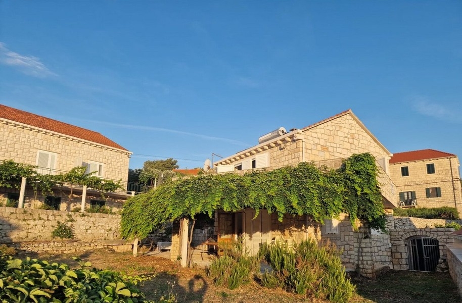 Stenhus med havsutsikt i Lumbarda, ön Korcula