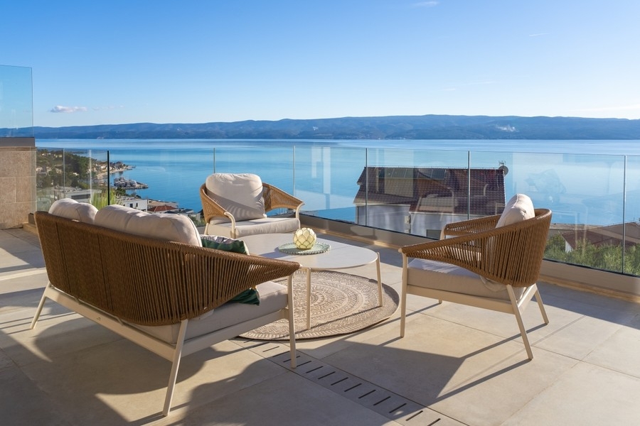 Terrass med loungemöbler och havsutsikt