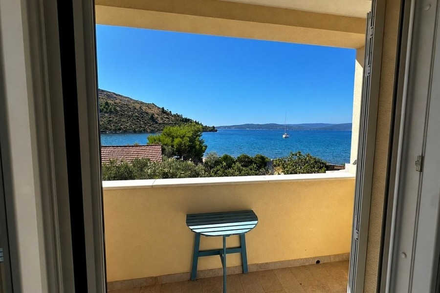 Villa med havsutsikt nära Rogoznica, några steg från havet