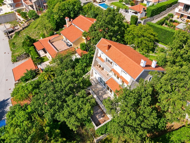 Flygfoto över hus med trädgård och grannskap