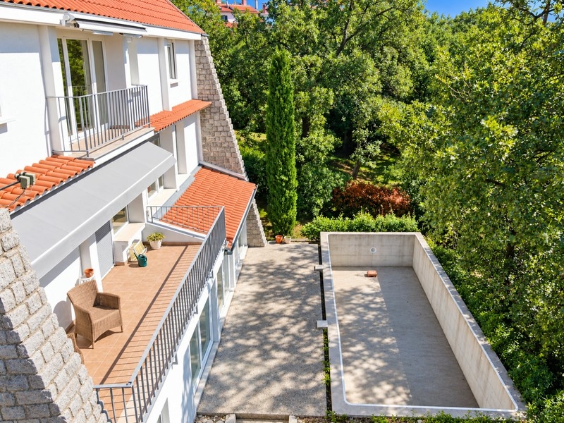 Terrass med poolpool i skalet från ovan