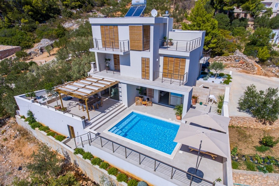 Villa med pool och pergola från ovan