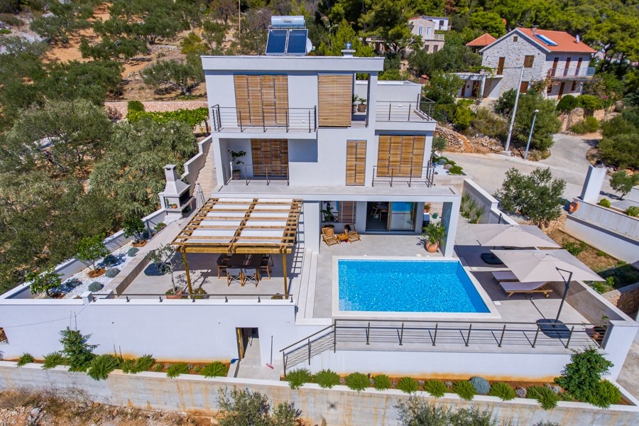 Modern villa med poolterrass på en sluttning
