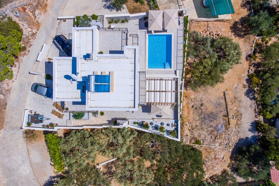 Flygfoto över villa med pool