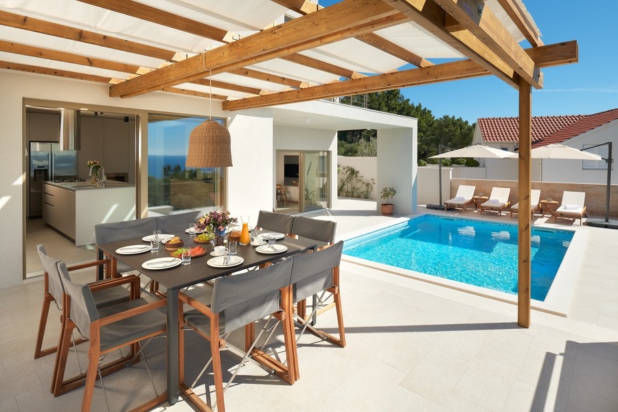 Pergola med matbord och sommarkök