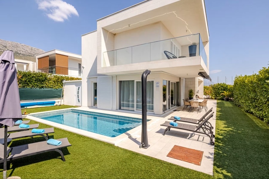 Villa med poolterrass och utomhusdusch