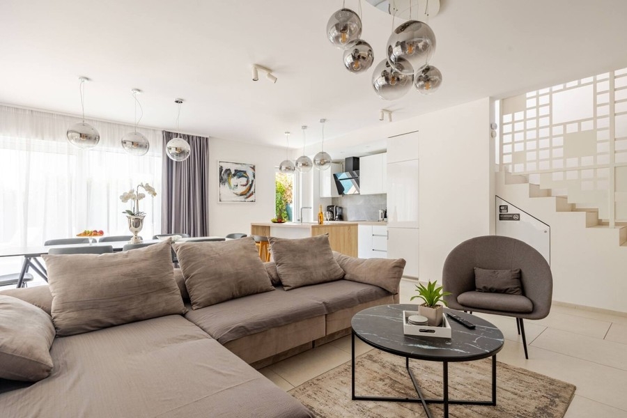 Öppen vardagsrumsdel med soffa och matbord