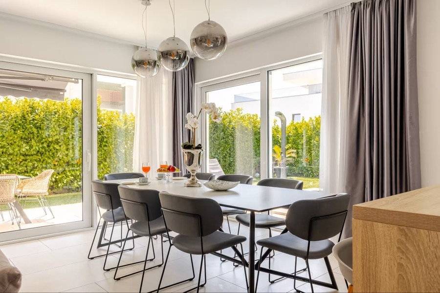Matbord med utsikt över trädgården