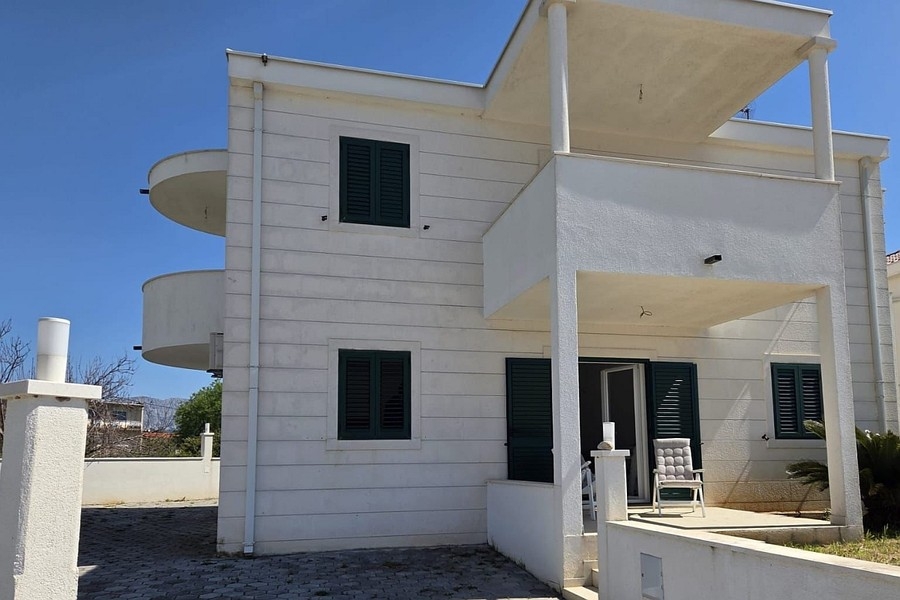 Exteriör vy av huset med balkonger
