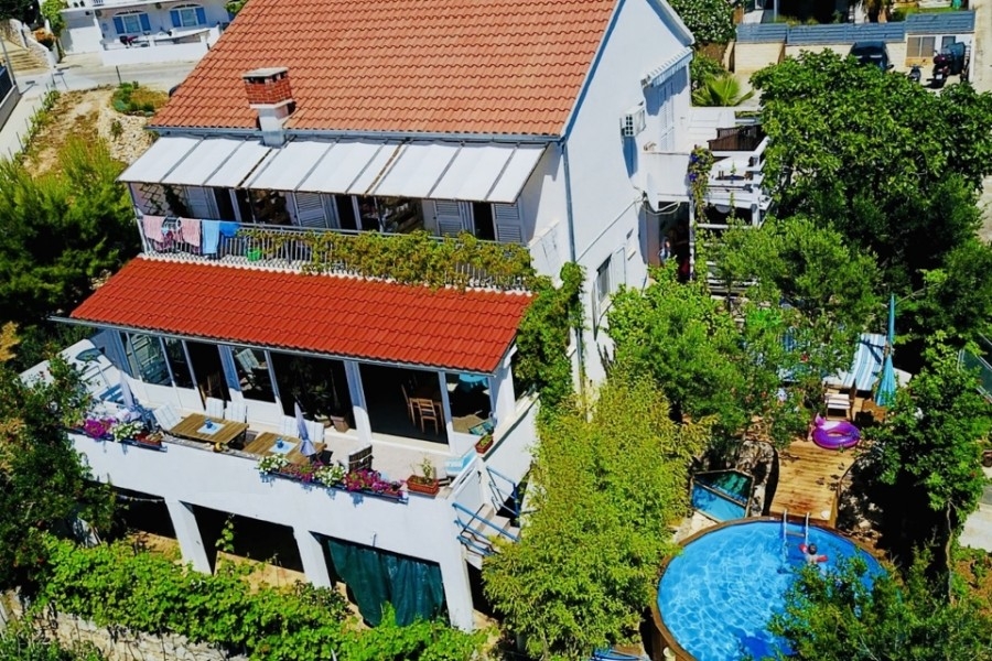 Hus med terrasser och pool från ovan
