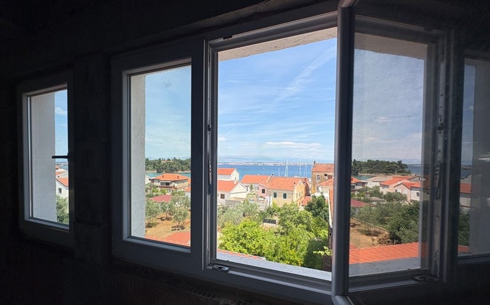 Utsikt från fönstret över havet och hamnen