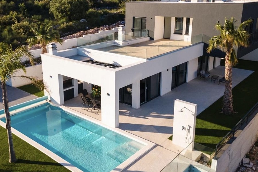 Nybyggd villa med pool och trädgård i Vinisce nära Trogir