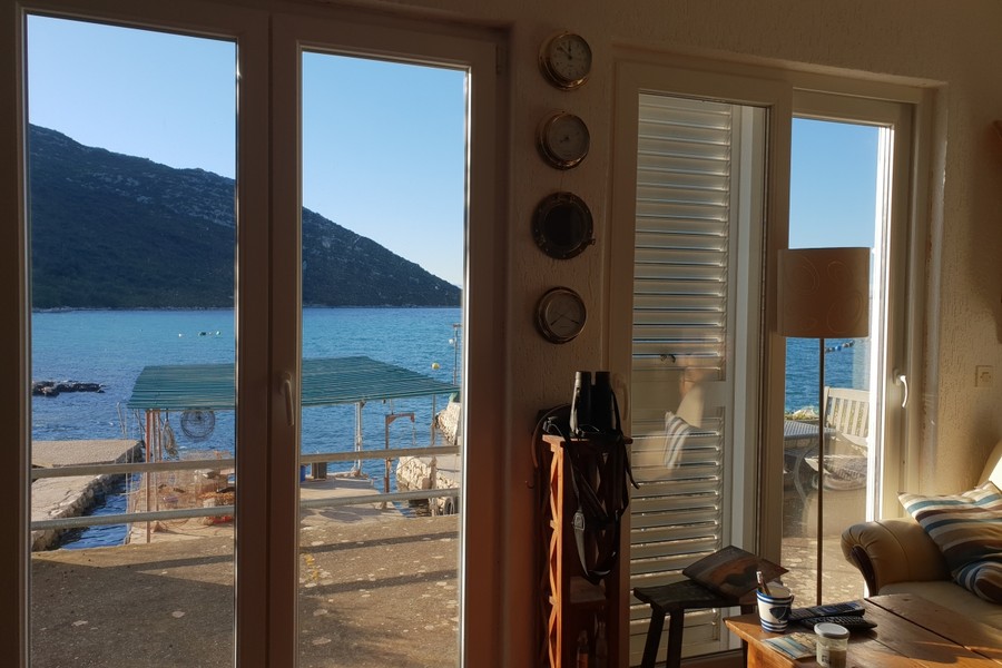 Utsikt över havet genom altandörren
