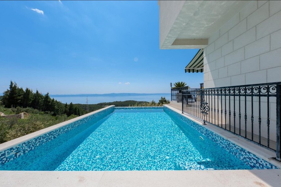 Villa med infinitypool och havsutsikt nära Makarska